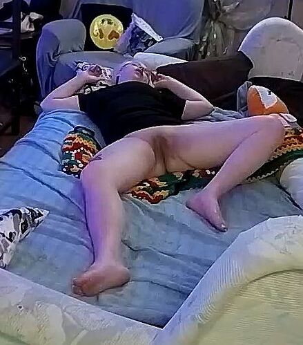 Carolyn_240606_pussy_Open_couch_@_HJSW