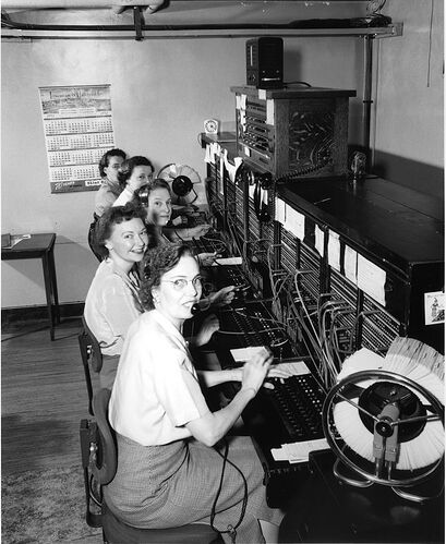 28 Amazing Vintage Photographs That Capture Telephone Switchboard Operators at Work From the Past