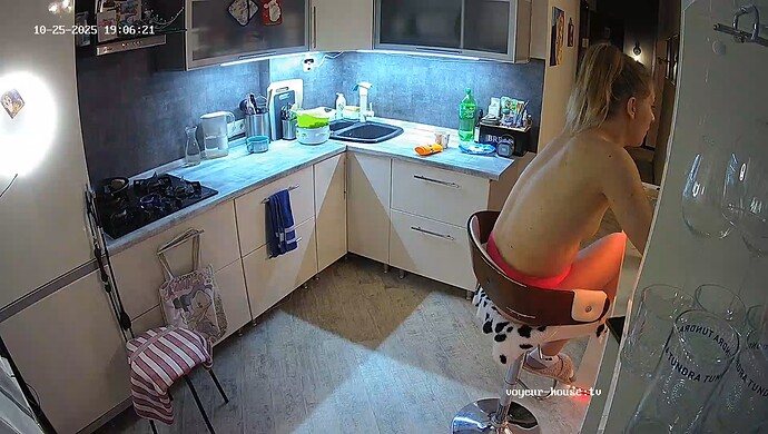 realm64-cam12-1761408594