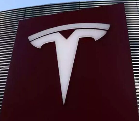 Ariela_240908_Tesla-sign_@_Ariela