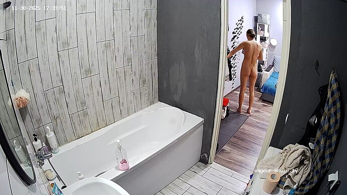 realm107-cam110-1764513632