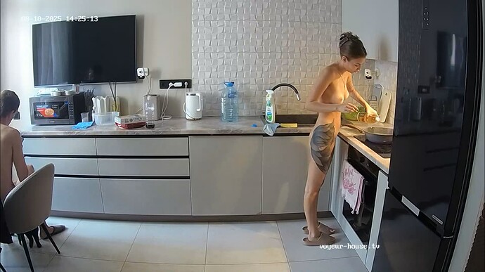 Ashampoo_Snap_dimanche 10 août 2025_13h25m46s_001_Kitchen camera at Medea reallifecam apartment at Voyeur House TV (cam11) - Google Chrome
