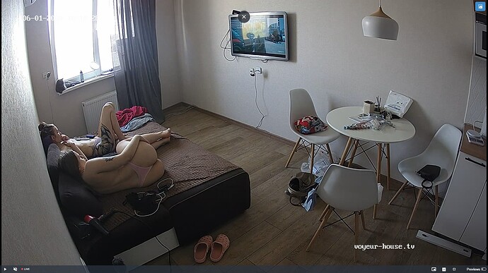 Ashampoo_Snap_samedi 1 juin 2024_15h15m14s_007_Living room camera at Medea reallifecam apartment at Voyeur House TV (cam13) - Google Chrome