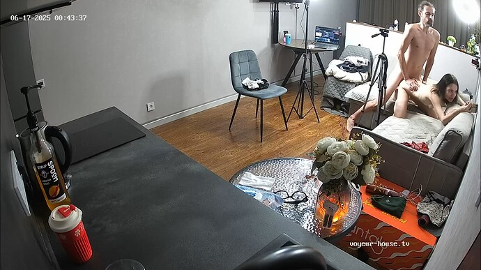 Ashampoo_Snap_lundi 16 juin 2025_23h44m14s_003_Kitchen camera at Verh & Nizik reallifecam apartment at Voyeur House TV (cam11) - Google Chrome