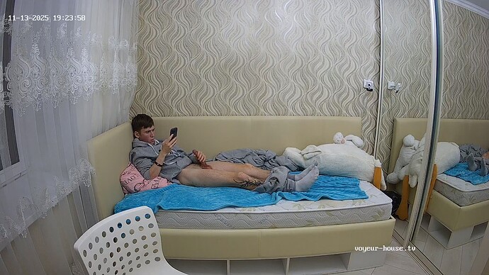 realm122-cam110-1763051075