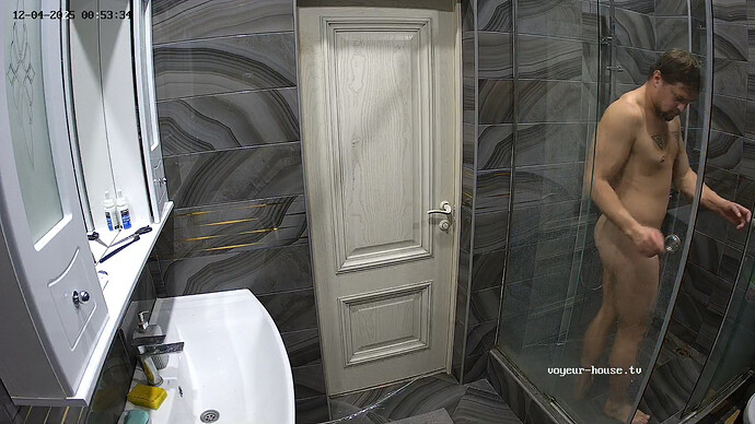 realm126-cam113-1764799957