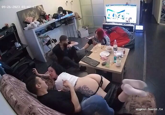 Pia_230926_butt_naked_couch_@_Henry_realm18_01