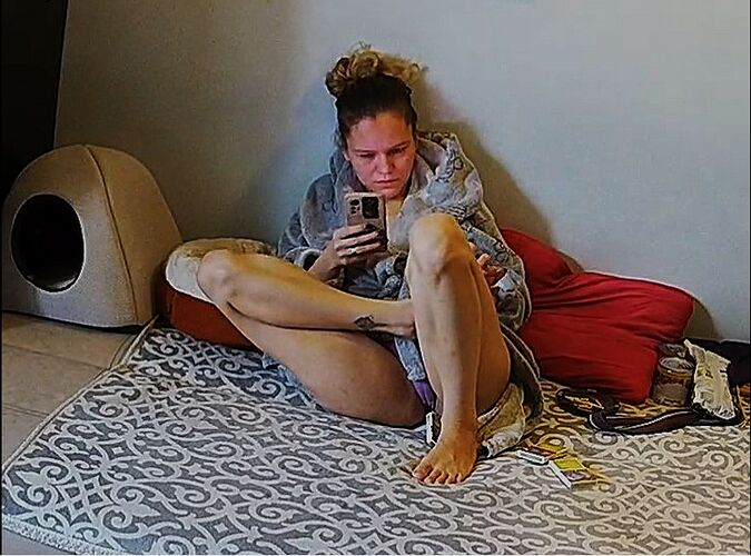 Gella_251206_cameltoe_kitchen_@Gella&_Winston_Wolfe_realm60_01