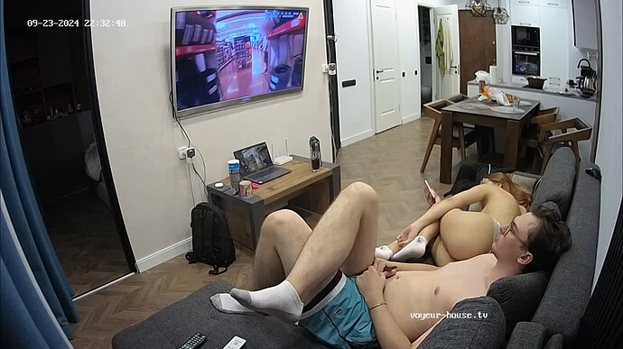 Ashampoo_Snap_lundi 23 septembre 2024_20h33m25s_001_Living room camera at Marianthi & Magni reallifecam apartment at Voyeur House TV (cam13) - Google Chrome