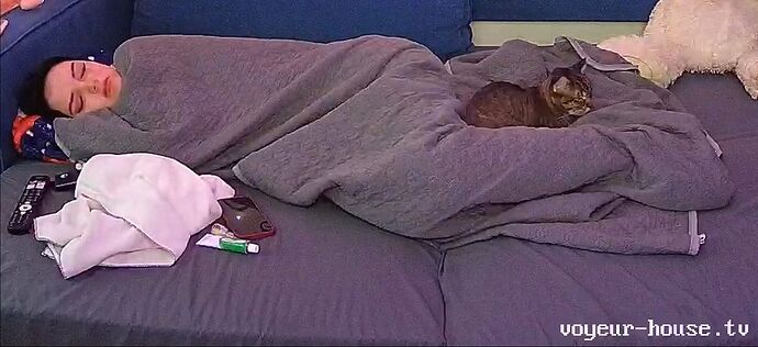 Izzy_251208_Ares_couch_@Rosy&_Aleks_realm94_01