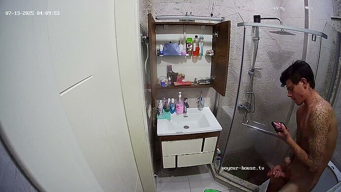 2025-07-13_05-06-01_Bathroom camera at Roza reallifecam apartment at Voyeur House TV (cam19)