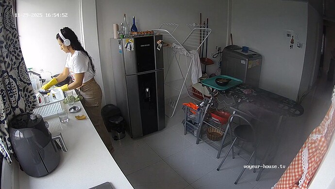 realm121-cam11-1764453329