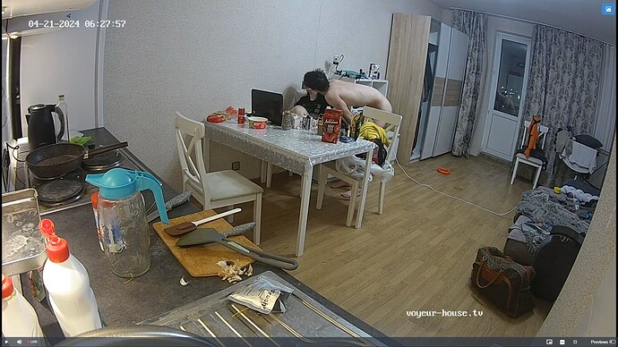 Ashampoo_Snap_dimanche 21 avril 2024_1h28m37s_089_Kitchen camera at Tristan reallifecam apartment at Voyeur House TV (cam11) - Google Chrome
