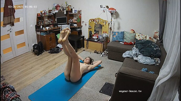 Ashampoo_Snap_mardi 25 mars 2025_23h6m33s_021_Living room camera at Camille reallifecam apartment at Voyeur House TV (cam15) - Google Chrome