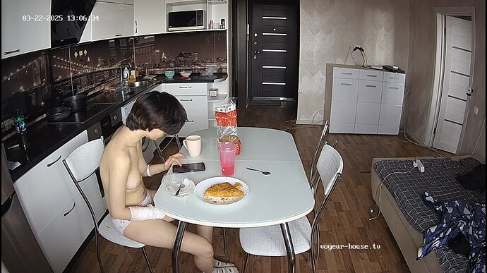 Ashampoo_Snap_samedi 22 mars 2025_11h7m3s_002_Kitchen camera at Tea reallifecam apartment at Voyeur House TV (cam12) - Google Chrome