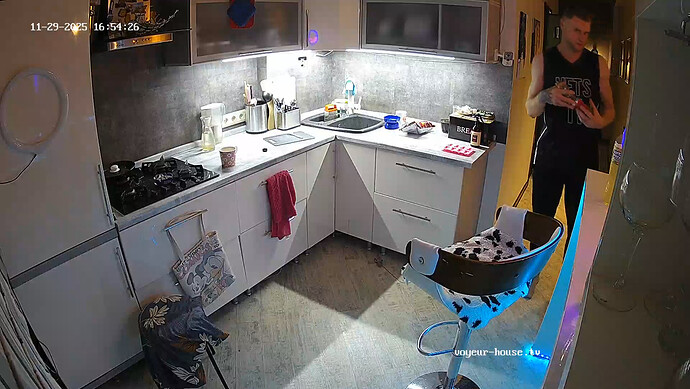 realm64-cam12-1764424507