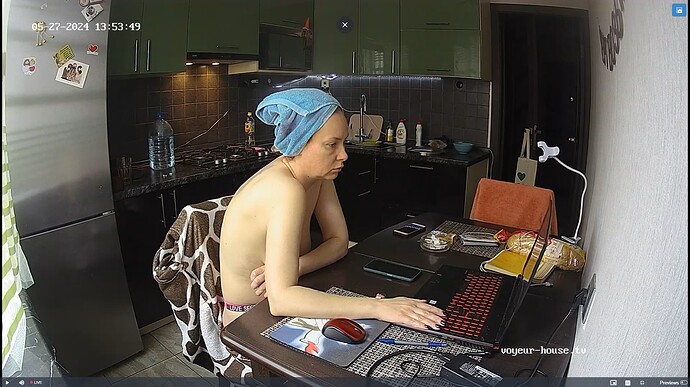 Ashampoo_Snap_lundi 27 mai 2024_12h54m33s_007_Kitchen camera at Philippa reallifecam apartment at Voyeur House TV (cam12) - Google Chrome