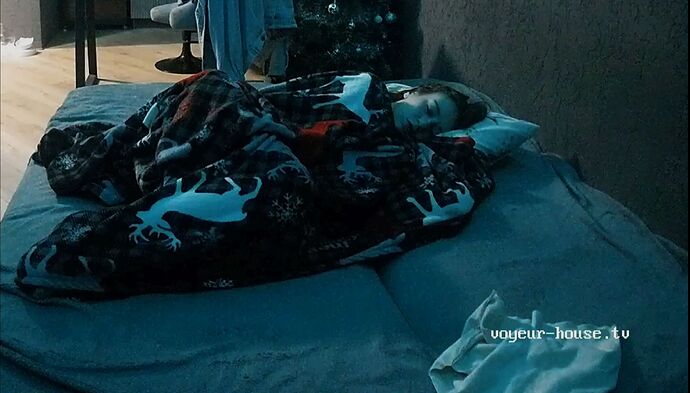 Lola_260122_sleeping_couch_@_Merry_Aora_realm108_01