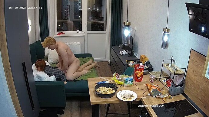 Ashampoo_Snap_mercredi 19 mars 2025_21h27m57s_008_Living room camera at Draca & Pyro reallifecam apartment at Voyeur House TV (cam13) - Google Chrome