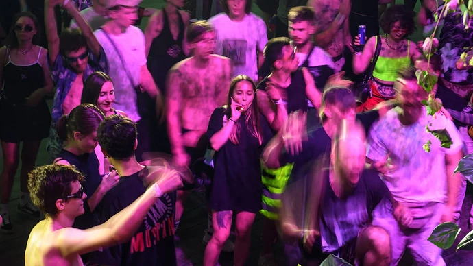 ein-rave-in-kiew-die-feiernden-versuchen-sich-fuer-ein-paar-stunden-den-alltag-zurueckzuholen