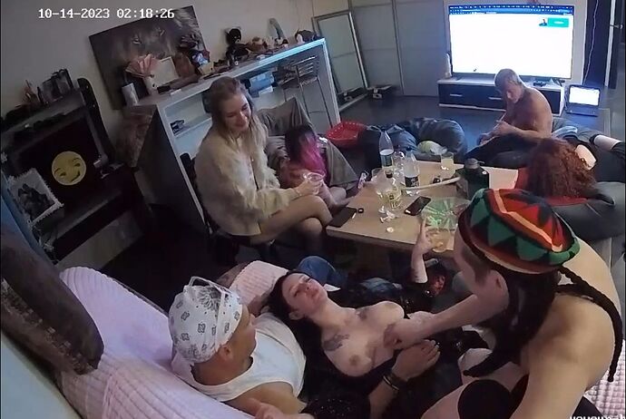 Pia_231014_titts_couch_@_Henry_realm18