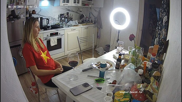 Ashampoo_Snap_lundi 30 juin 2025_20h32m56s_009_Kitchen camera at Camille, Pure Kitty reallifecam apartment at Voyeur House TV (cam12) - Google Chrome