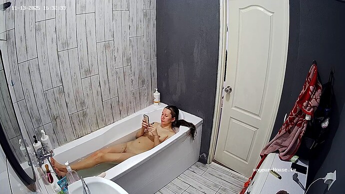 realm107-cam110-1763040788