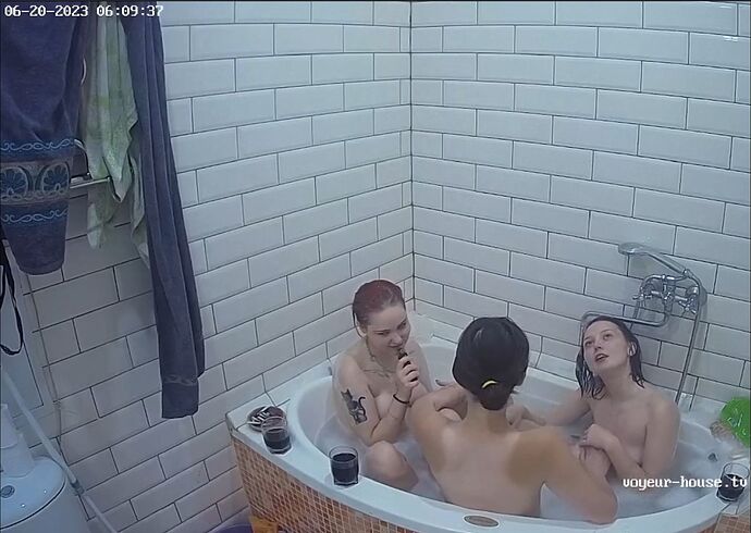 Artemis_230620_Olive_Maribel_bathtub_@_Vegas_01