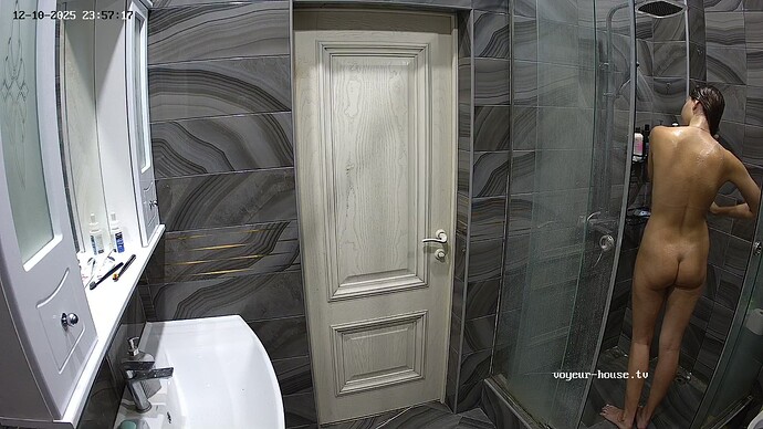 realm126-cam113-1765400273