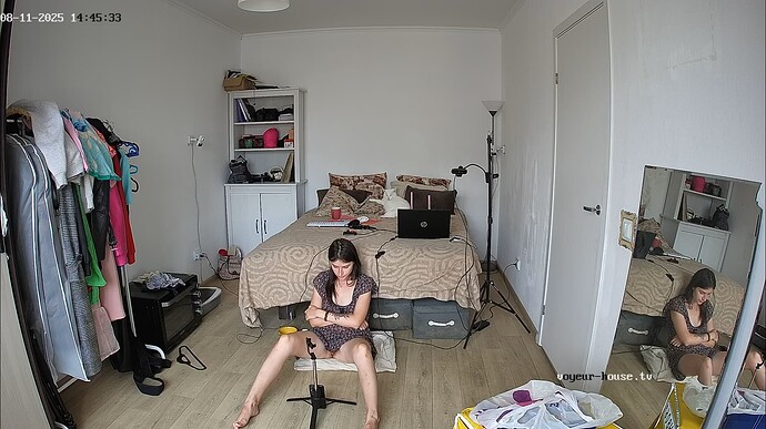 Ashampoo_Snap_lundi 11 août 2025_13h46m14s_013_Bedroom camera at Bonya & Clavdiy reallifecam apartment at Voyeur House TV (cam17) - Google Chrome