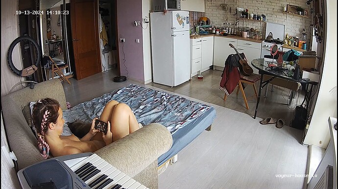 Ashampoo_Snap_dimanche 13 octobre 2024_13h10m56s_001_Living room camera at Rachel & Ross reallifecam apartment at Voyeur House TV (cam14) - Google Chrome