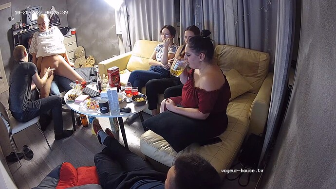 Maren_221020_naked_pussy_livingroom_@_M&H_realm18-cam112-1666291293