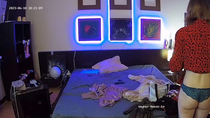 newbie_230610_changing_bedroom_@_S&E&C_realm44-cam18-1686410788