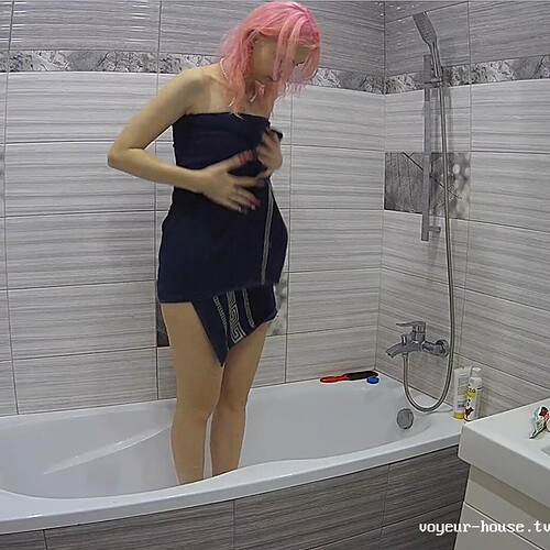 Screenshot 2023-08-24 at 20-12-44 Bathroom camera at Lynda & Blade reallifecam apartment at Voyeur House TV (cam19)