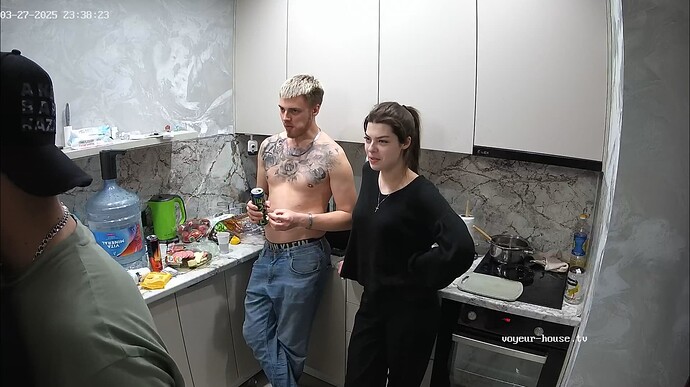 Ashampoo_Snap_jeudi 27 mars 2025_21h39m4s_027_Kitchen camera at Joanna reallifecam apartment at Voyeur House TV (cam11) - Google Chrome
