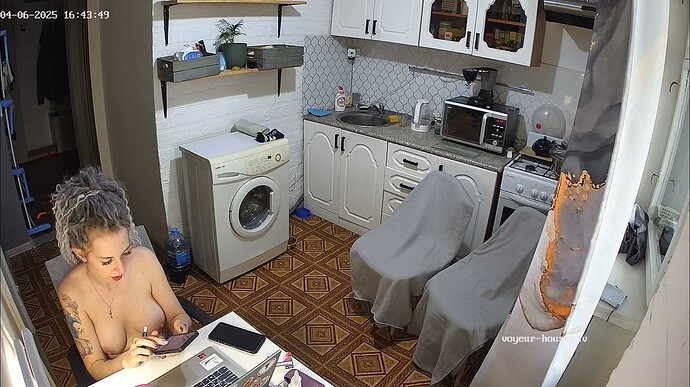Ashampoo_Snap_dimanche 6 avril 2025_15h45m10s_002_Kitchen camera at Mariarty & Fairy, Teanna & Ronin reallifecam apartment at Voyeur House TV (cam11) - Google Chrome