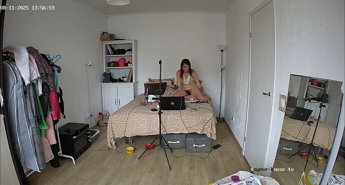 Ashampoo_Snap_lundi 11 août 2025_13h0m37s_012_Ashampoo_Snap_lundi 11 ao�t 2025_12h57m48s_011_Bedroom camera at Bonya & Clavdiy reallifecam apartment at Voyeur House TV (cam17) - Google Chrome.png