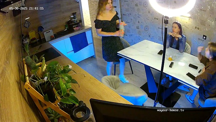 realm64-cam12-1748641146