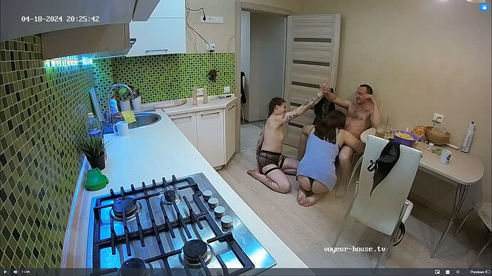 Ashampoo_Snap_jeudi 18 avril 2024_19h26m6s_011_Kitchen camera at Julia reallifecam apartment at Voyeur House TV (cam11) - Google Chrome