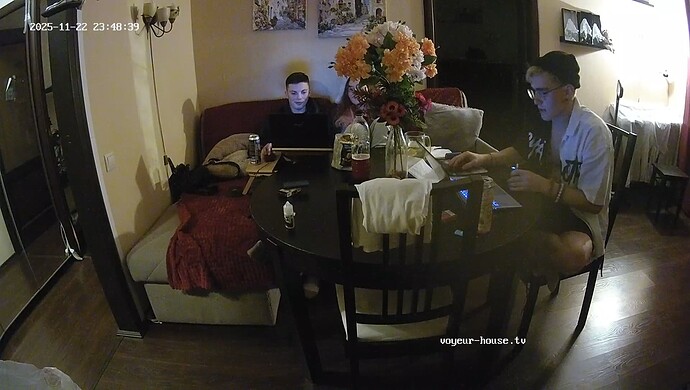 realm7-cam15-1763844512