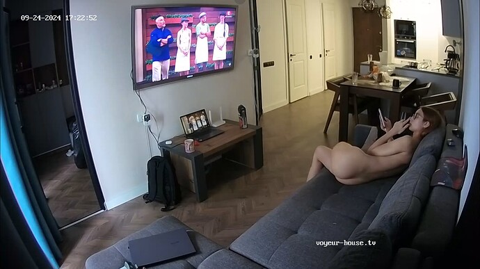 Ashampoo_Snap_mardi 24 septembre 2024_15h23m19s_006_Living room camera at Marianthi & Magni reallifecam apartment at Voyeur House TV (cam13) - Google Chrome