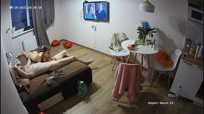 Ashampoo_Snap_vendredi 28 février 2025_16h30m50s_004_Living room camera at Medea reallifecam apartment at Voyeur House TV (cam13) - Google Chrome
