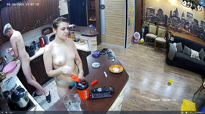 Ashampoo_Snap_jeudi 18 avril 2024_18h8m9s_004_Kitchen camera at Yuneska & Radu reallifecam apartment at Voyeur House TV (cam12) - Google Chrome