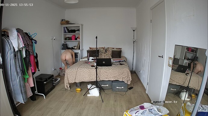 Ashampoo_Snap_lundi 11 août 2025_12h56m31s_007_Bedroom camera at Bonya & Clavdiy reallifecam apartment at Voyeur House TV (cam17) - Google Chrome