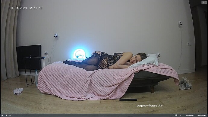 Ashampoo_Snap_dimanche 3 mars 2024_23h44m19s_005_Living room camera at Derek & Gina reallifecam apartment at Voyeur House TV (cam13) - Google Chrome