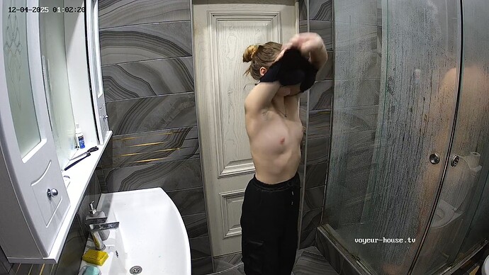 realm126-cam113-1764799861