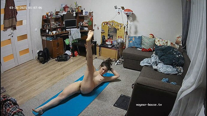 Ashampoo_Snap_mardi 25 mars 2025_23h7m32s_024_Living room camera at Camille reallifecam apartment at Voyeur House TV (cam15) - Google Chrome
