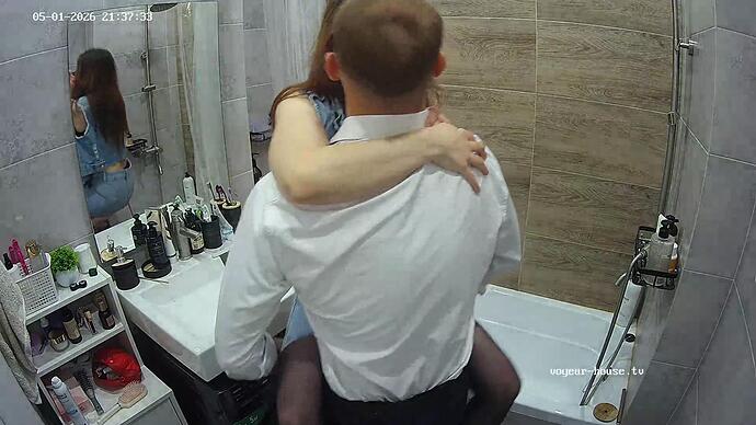 Bathroom camera at Ameya & Luis reallifecam apartment at Voyeur House TV (cam19) 2026-05-01 21_39.mp4_QMPlay2_snap_02.28.760