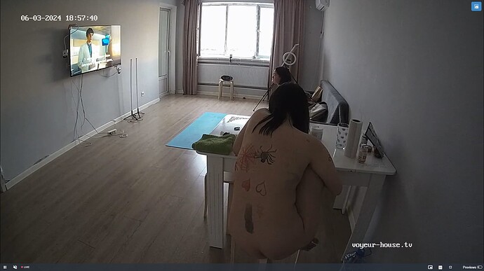 Ashampoo_Snap_lundi 3 juin 2024_15h58m20s_031_Living room camera at Anais, Niia, Mei reallifecam apartment at Voyeur House TV (cam13) - Google Chrome