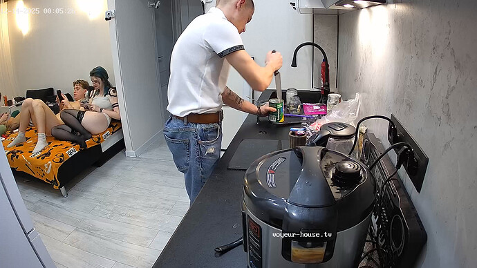 realm5-cam12-1765659977